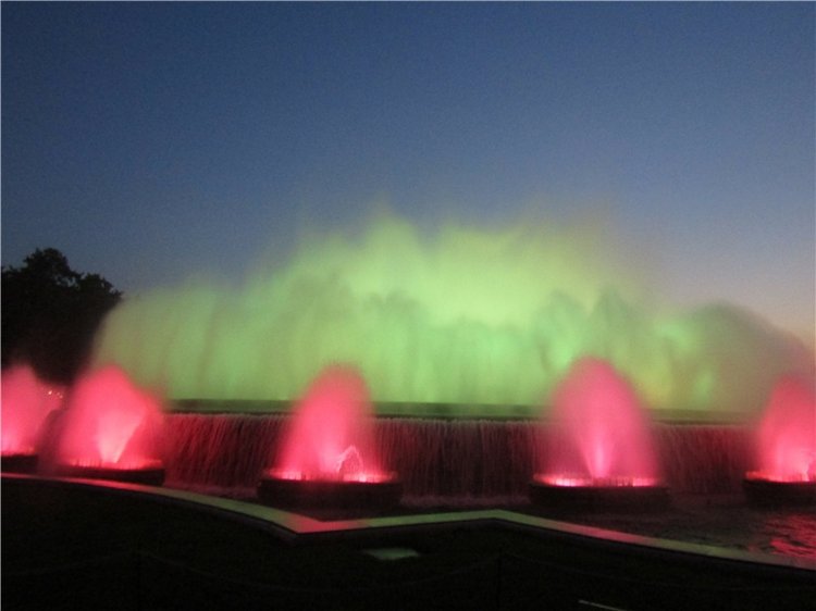 Шоу поющих фонтанов в Барселоне - окунемся с головой