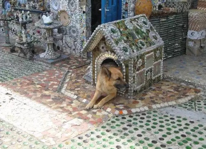 Шедевральный французский домик и двор из кусочков разбитого фарфора (фото 5)