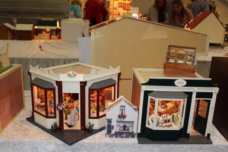 Все на выставку! Кукольные домики и миниатюра