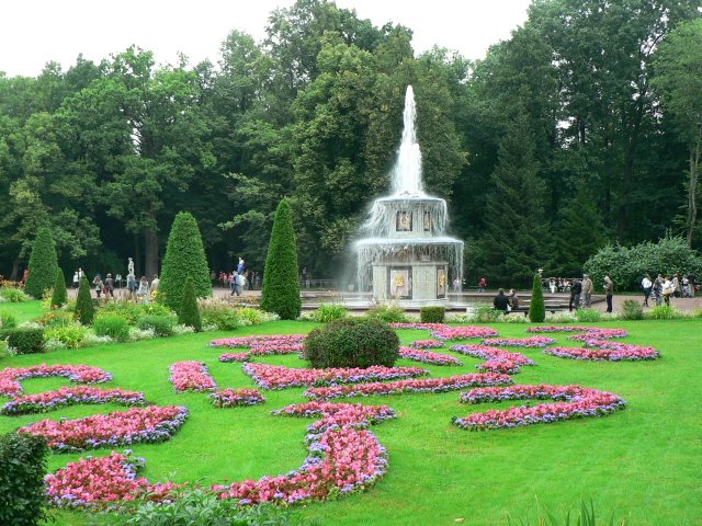 Тучи брызг моря.... Петергоф