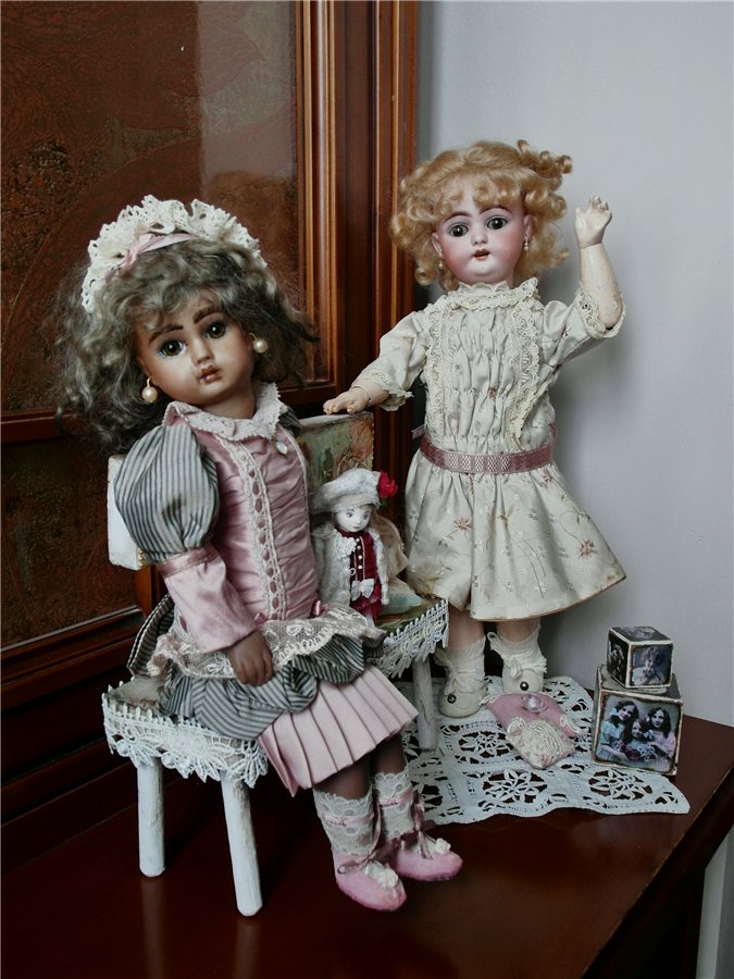 Как моя антикварочка с репликой подружились! А Ваши куколки так дружат