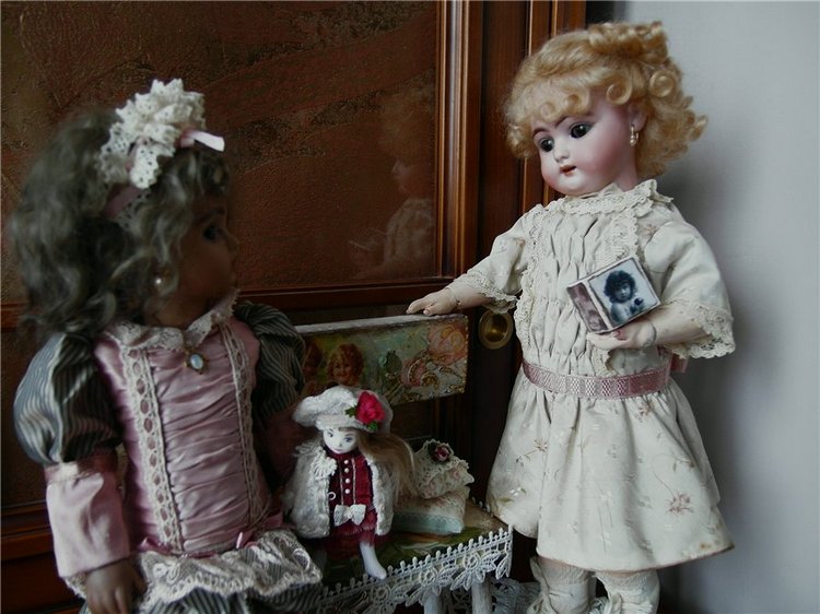 Как моя антикварочка с репликой подружились! А Ваши куколки так дружат (фото 8)