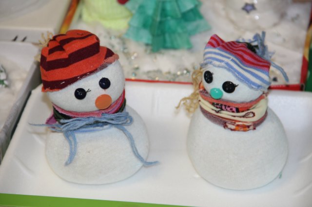 Необычные снеговики из обыденных вещей своими руками