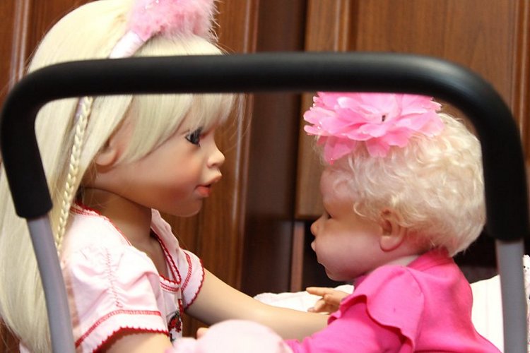 Сестрички - кукла реборн Криста и куколка Susan Lippl (фото 7)