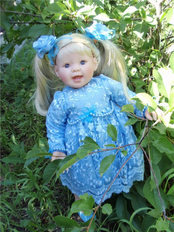 Растет в поле ягодка-малинка, а у нас живет Полинка))) Переодеваемся снова)))