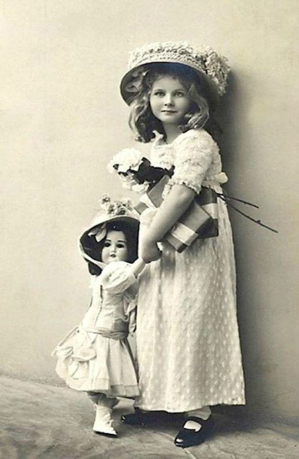 Девочка другой эпохи - милый ангел редчайшей красоты