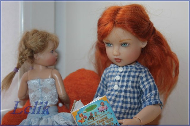 Наш диванчик, или одёжка из платков. Куколки от Helen Kish