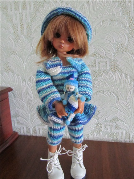 Маленькая девочка ищет своё солнышко