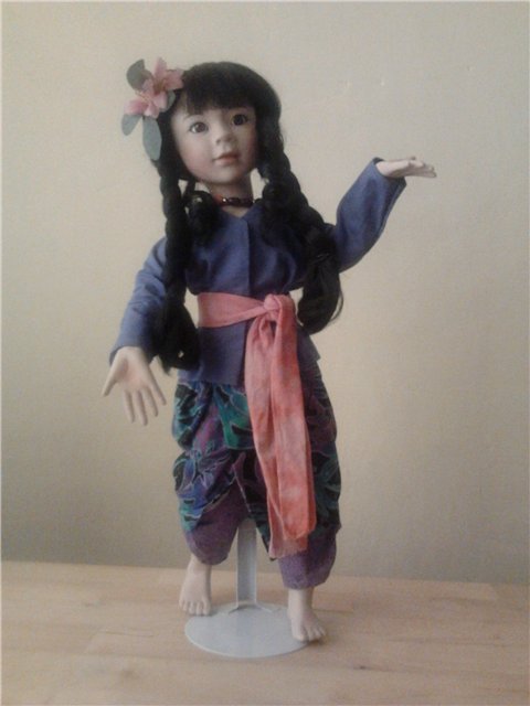 Море позитива, кукла из фарфора Kali от Joan Ibarolle для Ashton-Drake Galleries