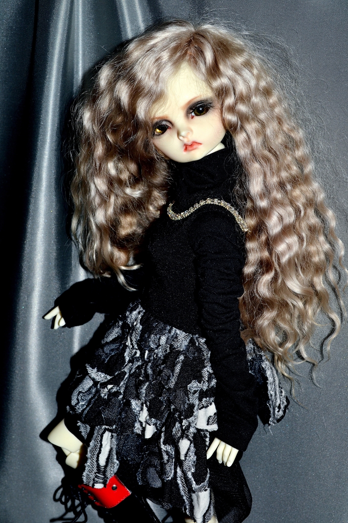 Моя серьёзная и непохожая на других BJD-девочка Aaron от Dollzone