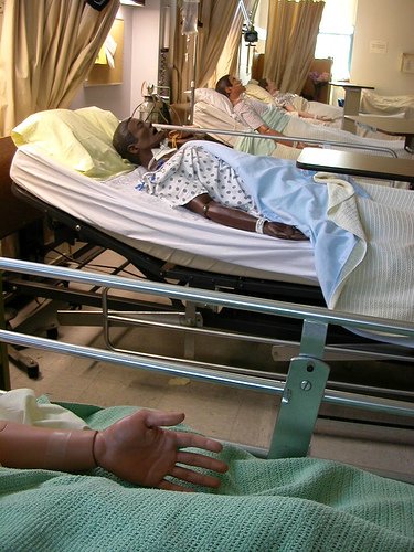 На каждого Бармалея свой Айболит или Куклы Гиппократа. От старинных диагностических кукол до современных медицинских