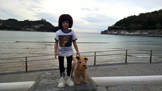 Пегий пёс, бегущий краем моря