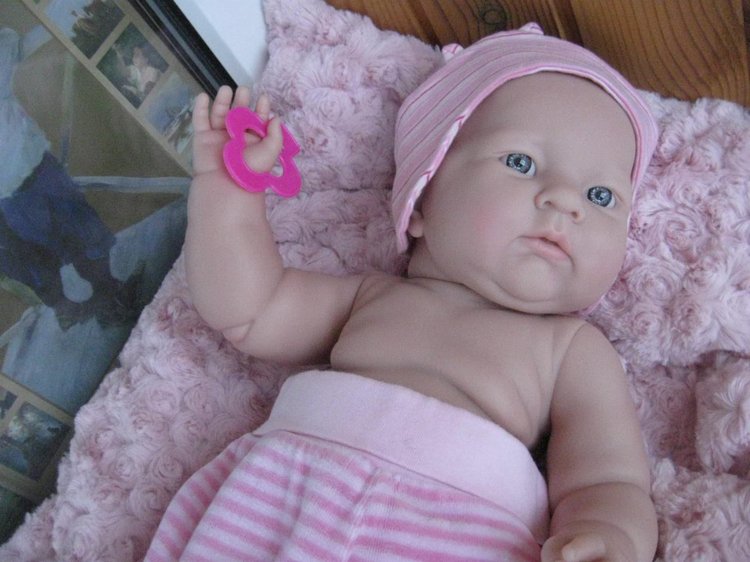 Маленькая Евочка любит наряжаться (фото 5)