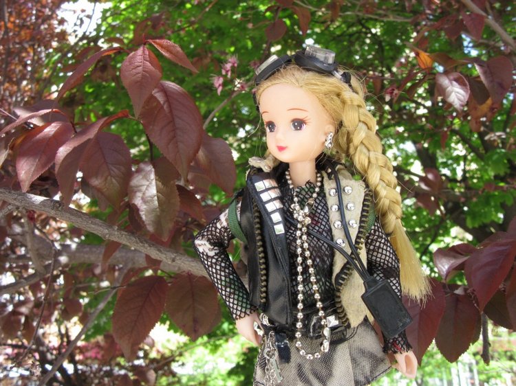 Первое мая. Сложно быть бунтарем, когда ты - милая девочка