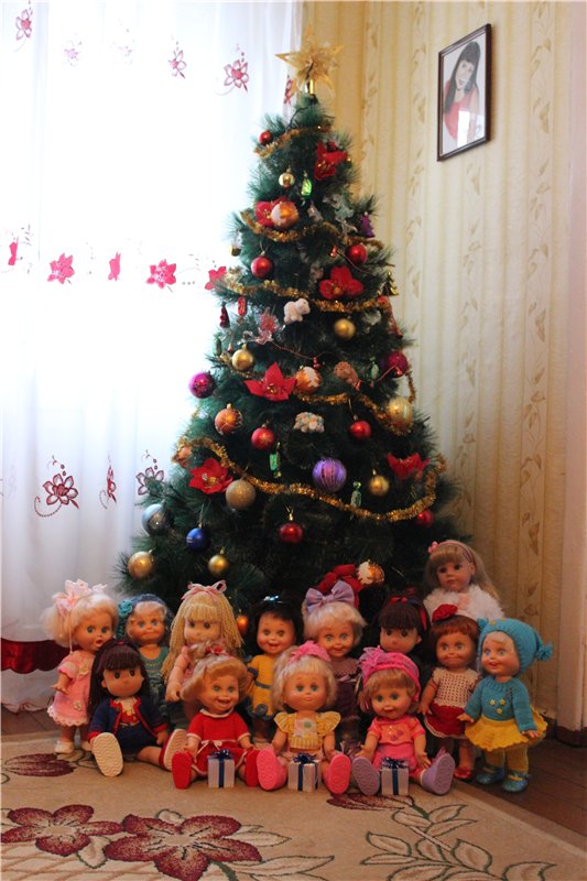 Наряжаем елку. Первое совместное фото под елкой