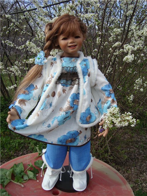 Как хорошо. Новенький костюмчик и сапожки