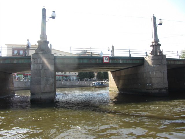 Приглашаем на водную экскурсию по Петербургу