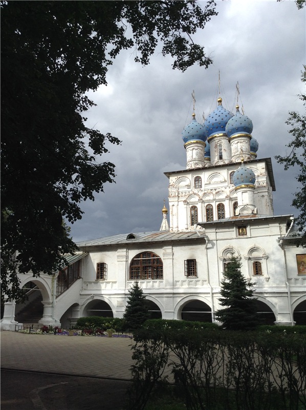 "Есть на Москве места такие"