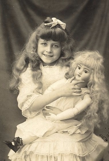 Старый фотоальбом. Девочки и куклы - продолжение