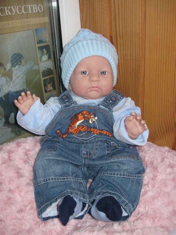 Маленькая Евочка любит наряжаться