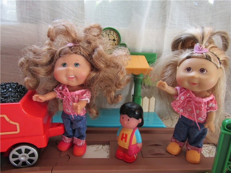 Под весёлый стук колёс мчит по рельсам паровоз. Дым пуская на лету, паровоз гудит: ту – ту