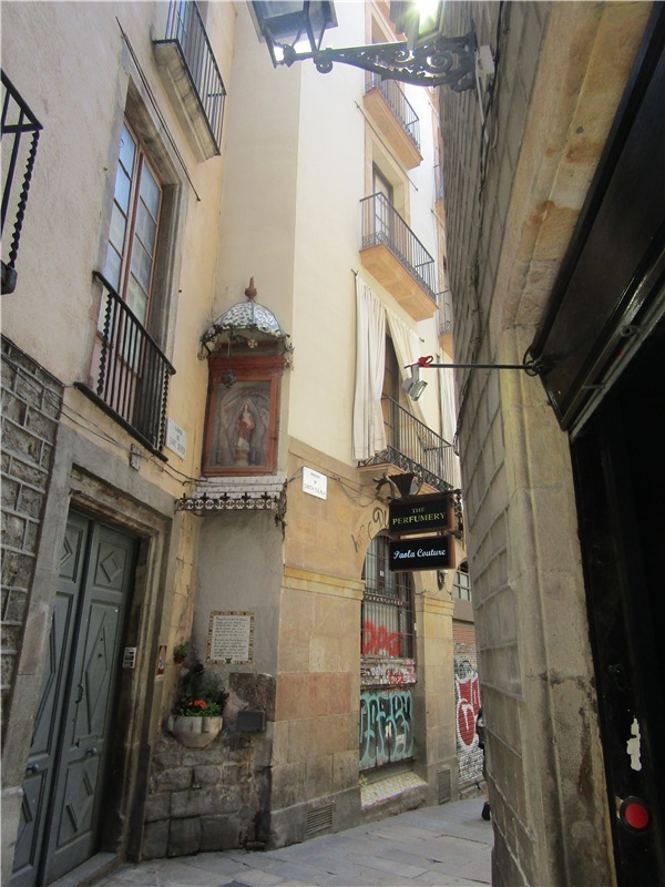 Капустка в посудной лавке с видом на Барселону (фото 2)