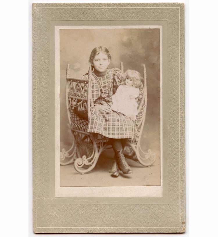 Cтаринные фотографии девочек с куклами