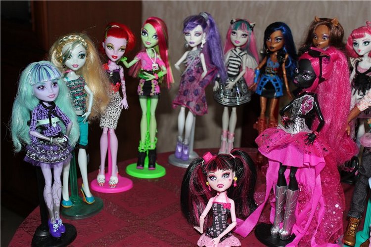 Дочкина коллекция Монстриков