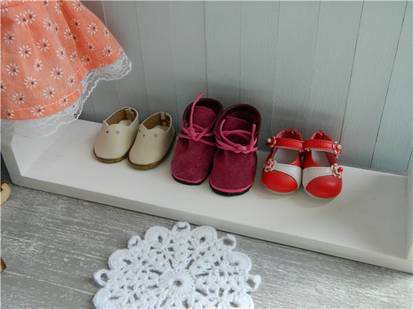 "Кукла превращается..превращается кукла... в очаровательную девочку... с глазами цвета неба...!"