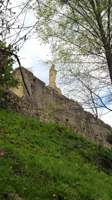 Пегий пёс, бегущий краем моря