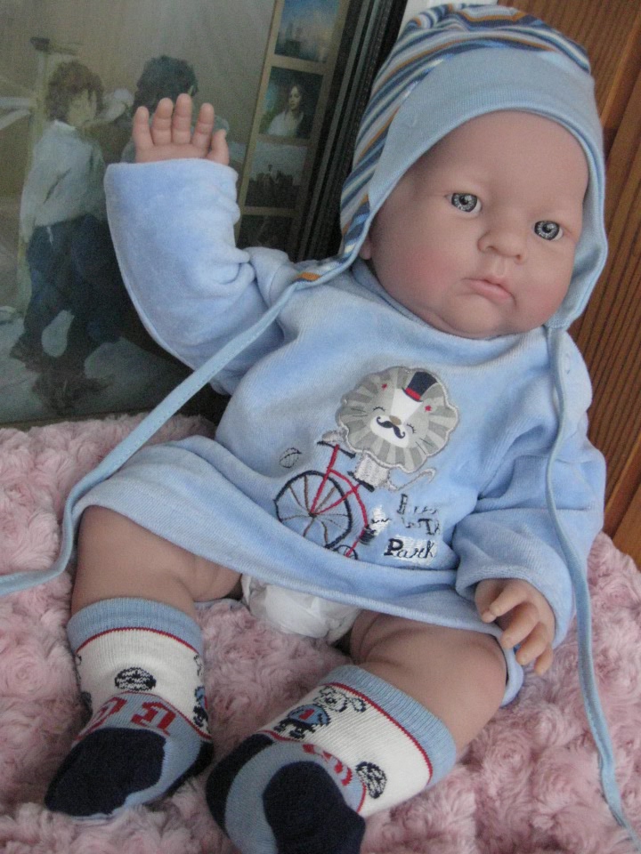 Маленькая Евочка любит наряжаться