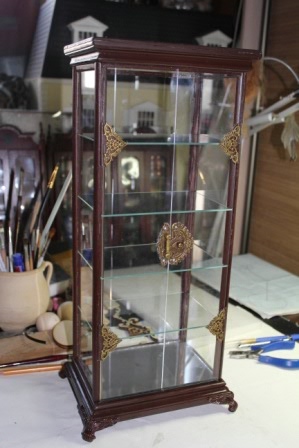 Шкаф-витрина с французским фарфором (фото 2)