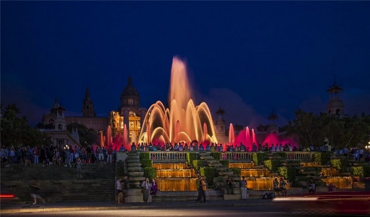 Шоу поющих фонтанов в Барселоне - окунемся с головой