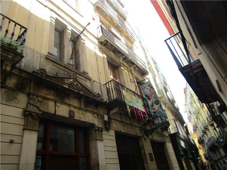 Капустка в посудной лавке с видом на Барселону (фото 3)