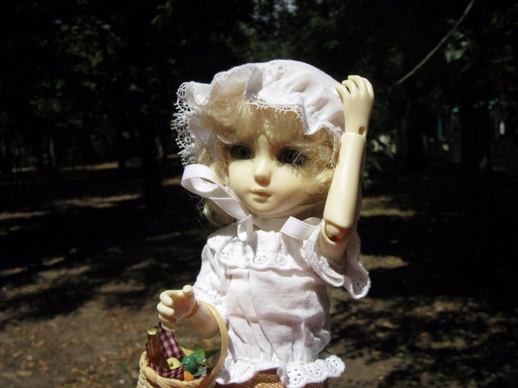 По дороге летним днём Магдалена шла с чепцом