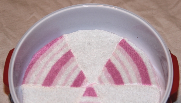 В подарок всем мастерицам сайта – идейка! Удобная, практичная, безопасная игольница – мастерим быстро. МК