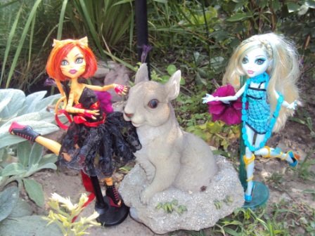 Monster High: Как две красавицы гулять в сад ходили