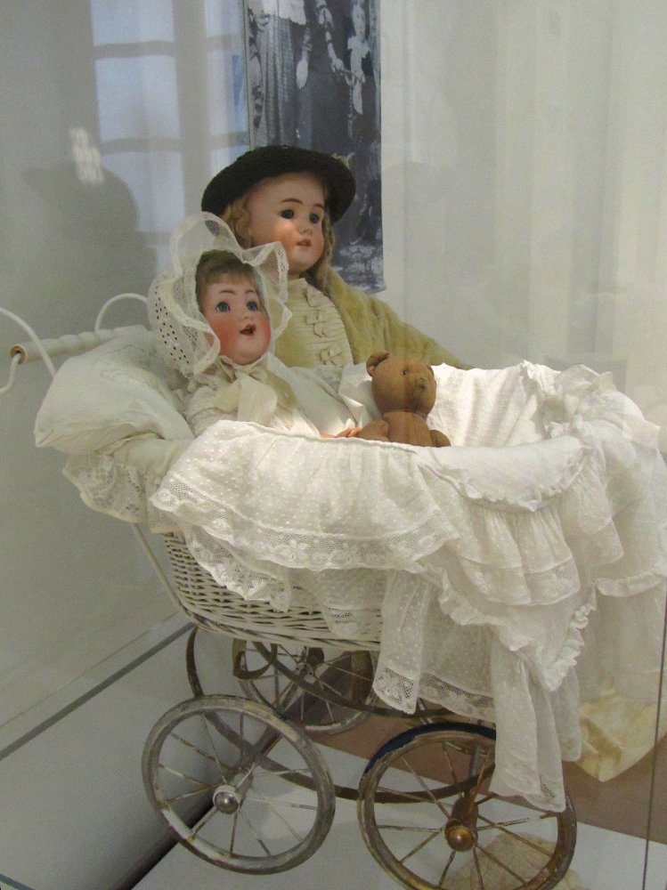 «Мода по-взрослому. Истории из кукольного гардероба» - выставка в Музее-заповеднике «Царицыно» - продолжение - 4-ый зал.