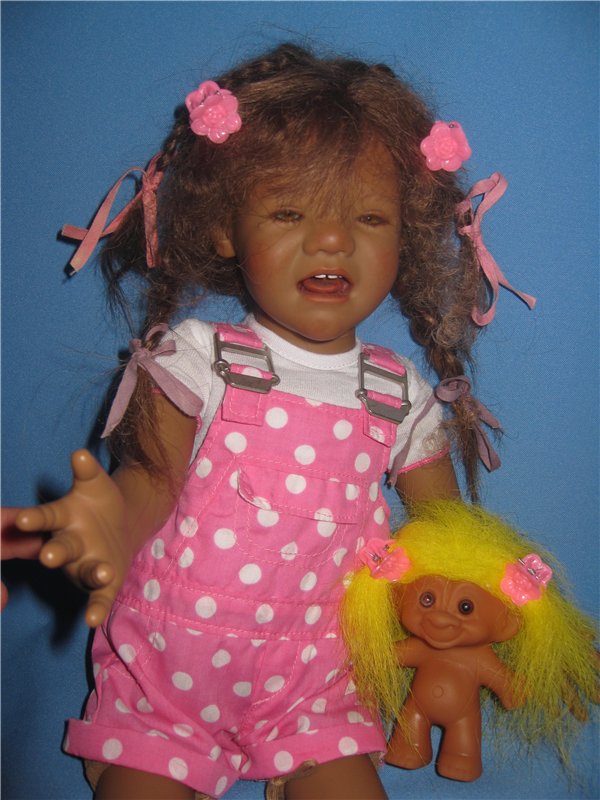 Кто подскажет, как ребенка успокоить? Коллекционная кукла Inke A.Himstedt (фото 5)