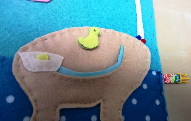 Кукла под подушкой, мамина любовь и кукольный домик-книжка для куклы из фетра | Бэйбики Кукла под подушкой, мамина любовь и кукольный домик-книжка для куклы из фетра