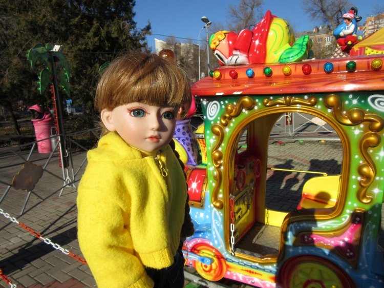 Утренняя прогулка в парке Горького с Соломоном и Анхен, или О сложностях гуляния с собакой и куклой одновременно