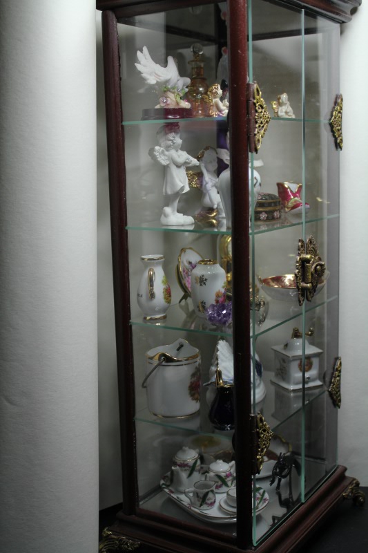 Шкаф-витрина с французским фарфором (фото 9)
