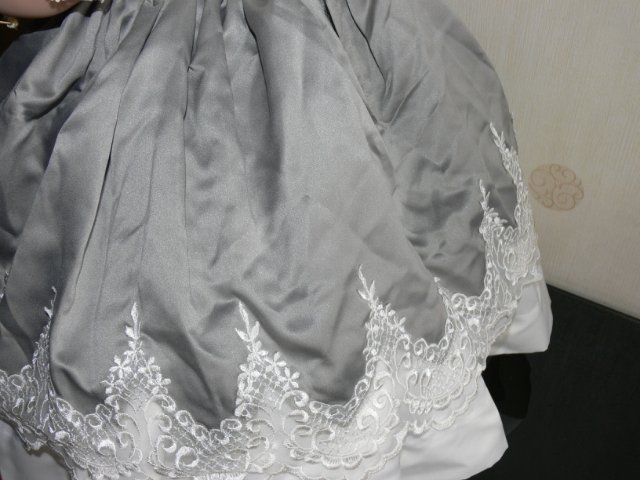 Необыкновенно красивая девушка Harvest Ball, Lee Middleton