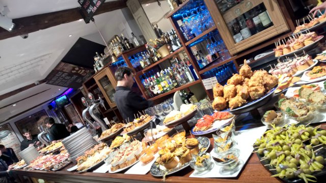 Пегий пёс, бегущий краем моря