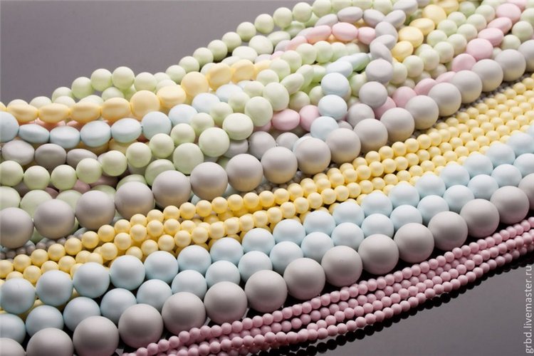 Надели шарики на нити. Красиво очень, посмотрите! Сваровски нашими глазами