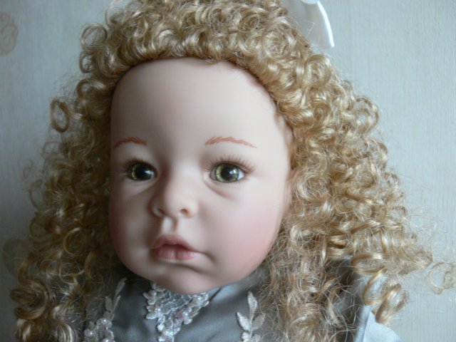 Необыкновенно красивая девушка Harvest Ball, Lee Middleton