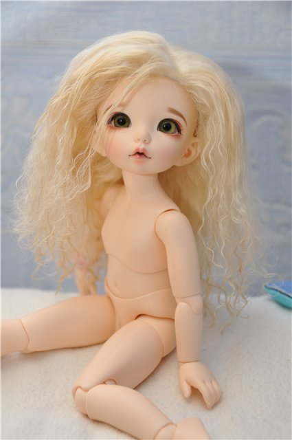 Моя Антешка примеряет парики и глазки