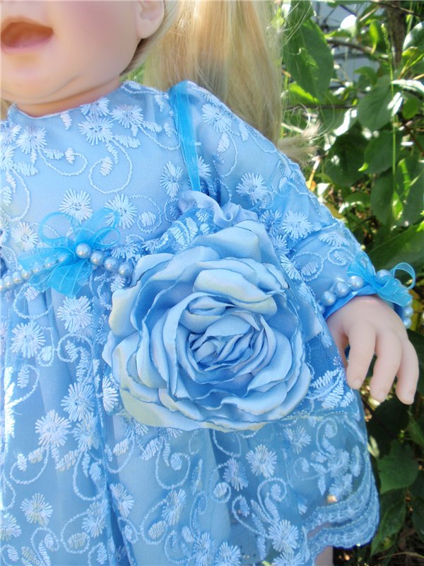 Растет в поле ягодка-малинка, а у нас живет Полинка))) Переодеваемся снова)))