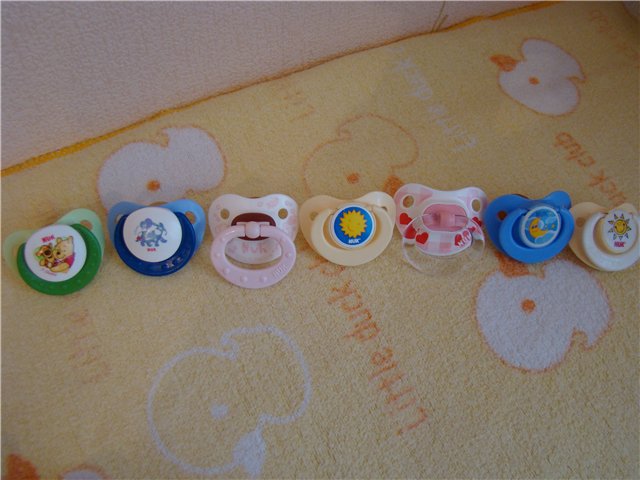 Соски-пустышки и малышки, которые их сосут (фото 2)