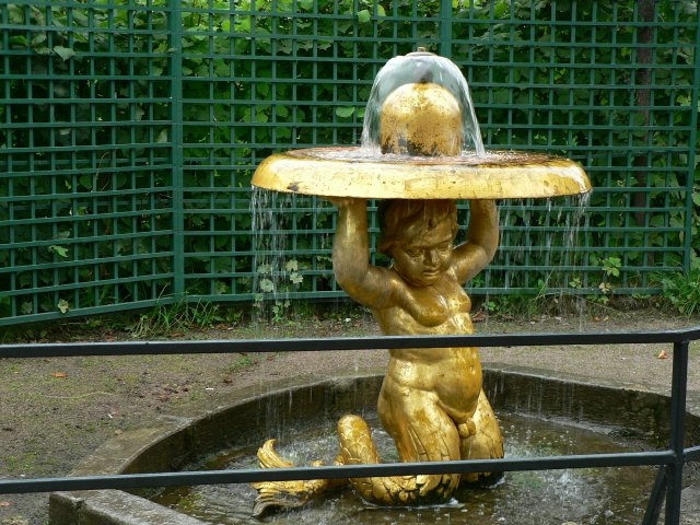 Тучи брызг моря.... Петергоф